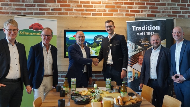 Produktion, Marketing, Vertrieb: Schwarzwaldmilch kooperiert mit der Käserei Bauhofer - v.l.: Björn Beckmann (Geschäftsleiter Finanzen/Verwaltung Schwarzwaldmilch-Gruppe), Martin Bauhofer (Geschäftsführer Käserei Bauhofer), Andreas Schneider (Geschäftsführer Schwarzwaldmilch-Gruppe), Michael Bauhofer (Geschäftsführer Käserei Bauhofer), Markus Kaiser (Aufsichtsratsvorsitzender Schwarzwaldmilch-Gruppe) und Moritz Collmar (Leiter Marketing & Business Development Schwarzwaldmilch-Gruppe) - Quelle: Schwarzwaldmilch-Gruppe